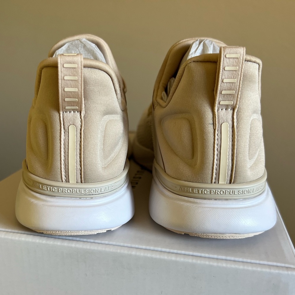 NEW APL Women’s Techloom Tracer Beach/Metallic Pearl/White Size 7.5 - Picture 5 of 13